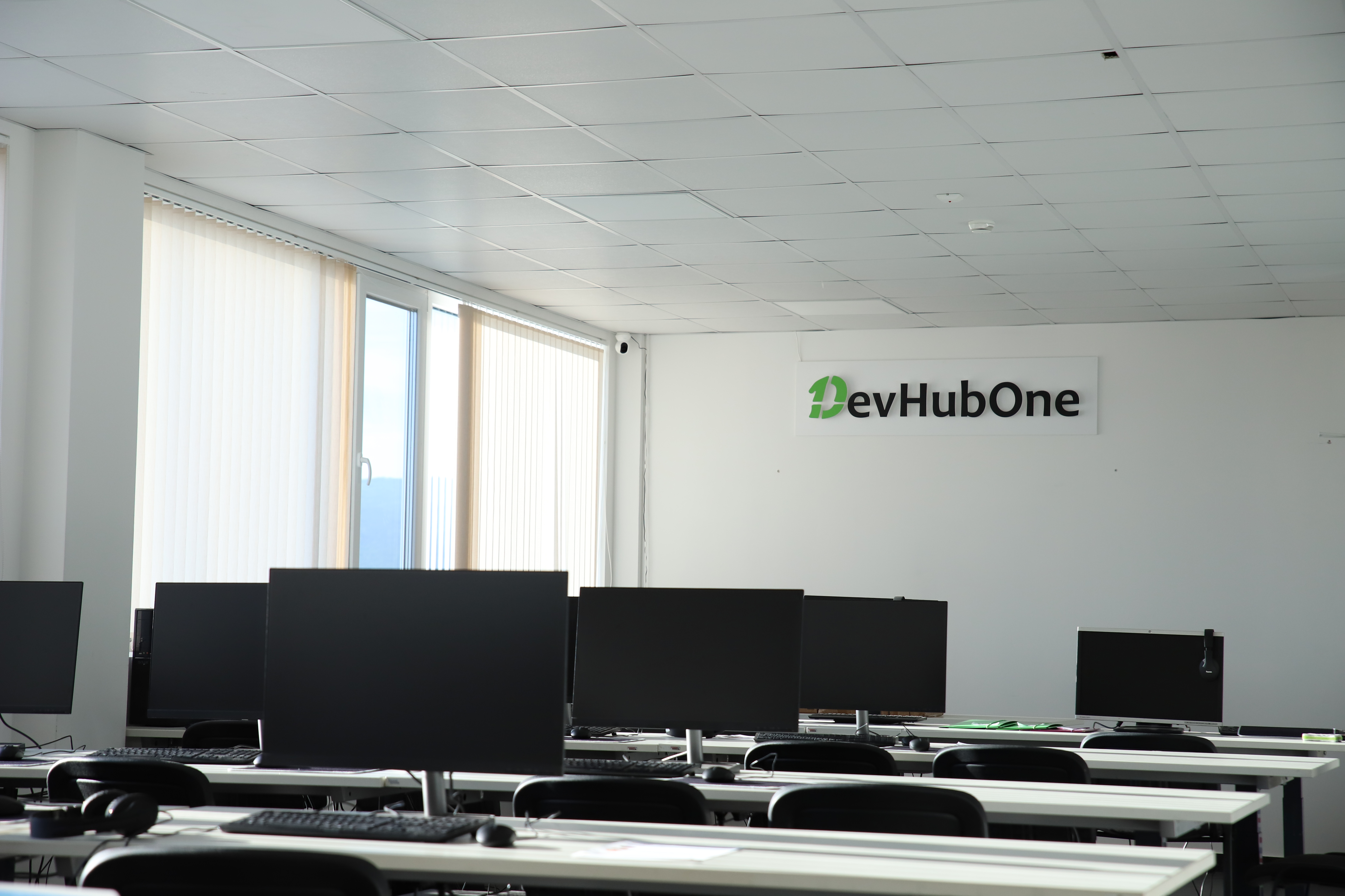 Какво е DevHubOne?